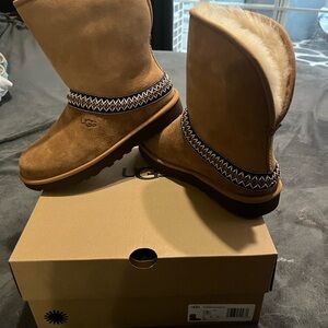 New Size 7 Women’s UGG Chesnut Classic Short Crescent Boots